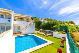 Villa Ocean Breeze - Steps away from the Beach Villa in San Jaime Mediterráneo