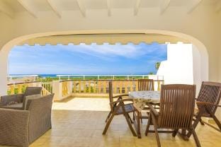 Villa Ocean Breeze - Steps away from the Beach Villa in San Jaime Mediterráneo