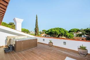 Villa Cida - Private Pool and Jacuzzi Villa in Quarteira