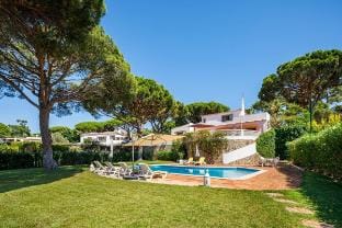 Villa Serro - large gardens, boutique bathrooms Villa in Faro District