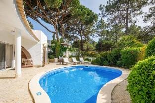 Villa Suzette - 5-minute walk from the beach Villa in Faro District