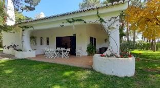 Villa Pinhal- Located in quiet area Villa in Quarteira