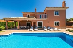 Villa Hugo - bright, modern, walk to restaurants Villa in Guia