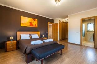 Villa Hugo - bright, modern, walk to restaurants Villa in Guia