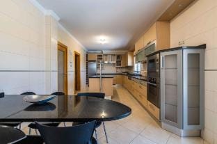 Villa Hugo - bright, modern, walk to restaurants Villa in Guia