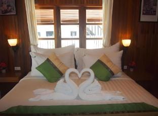 Beach Front Bungalow, 16sqm - Koh Lipe Vacation rental in Thailand