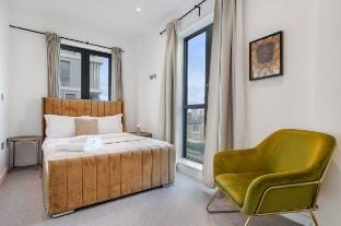 Chiq 3-BR flat w. Pvt. Balcony Battersea, Clapham Vacation rental in London