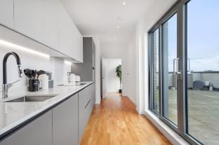 Chiq 3-BR flat w. Pvt. Balcony Battersea, Clapham Vacation rental in London