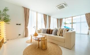 White Villa Jomtien Beach Villa in Pattaya City