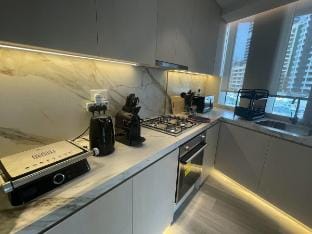 Marina Gem: New& Comfy, Balcony,  10min to Beach! Vacation rental in Dubai