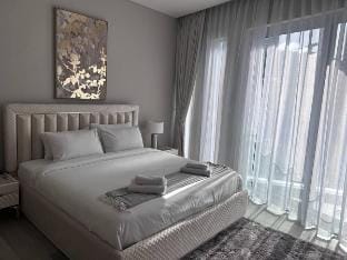 Marina Gem: New& Comfy, Balcony,  10min to Beach! Vacation rental in Dubai