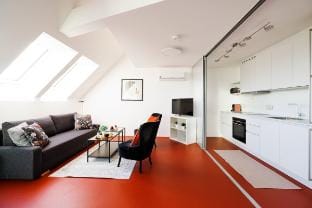 Julius 25: Modern Comfort - 5 Mins to City Center Apartment in Vienna