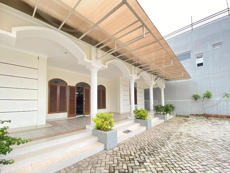 Urbanview Raden Mansion Jember Hotel in East Java