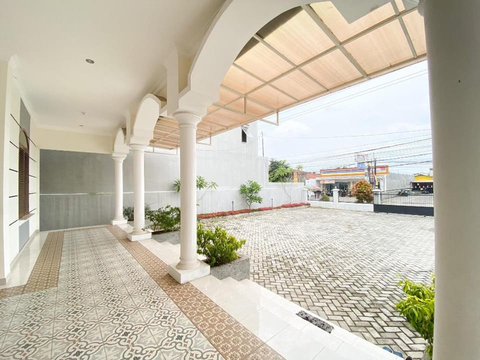 Urbanview Raden Mansion Jember Hotel in East Java