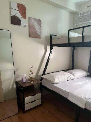 Vin's Cloud9 Queen Bed Netflix SMX/Davao Airport Apartment in Davao City