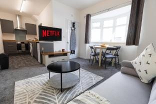 Henry House in Town Centre by Yoko Property Vacation rental in England