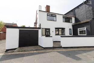 Henry House in Town Centre by Yoko Property Vacation rental in England