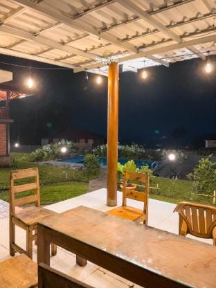 Woodhill by Nginapsini Villa in Cisarua