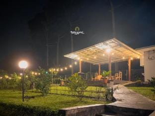 Woodhill by Nginapsini Villa in Cisarua