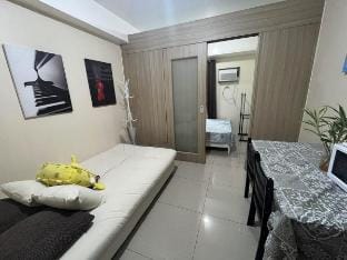Shore Cheap Family suite Netflix&TV NAIA MOA 9120 Apartment in Pasay