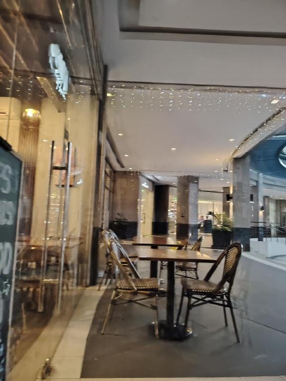 Owls and Larks BnB: 300mbps WiFi, Netflix, Coffee Apartment in Makati