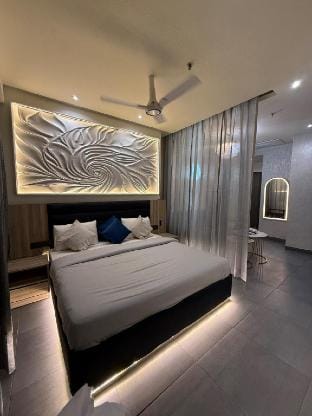 Elegant hideaway suites - 39th floor Apartment in Noida