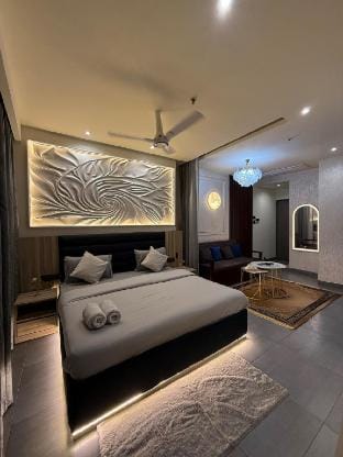 Elegant hideaway suites - 39th floor Apartment in Noida