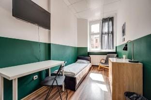 HOSTEL. Single room with shared bathroom Apartment in Poland