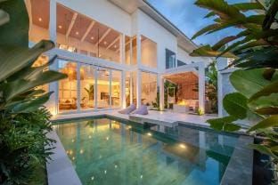 Luxury Twin Villas – 6BR, 2 Pools Walk to La Brisa Villa in North Kuta