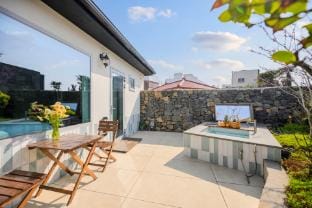 프라이빗 정원과 온수자쿠지, 함덕해수욕장 1분, 델문도 3분, 런던베이글 15분 Bed and Breakfast in South Korea