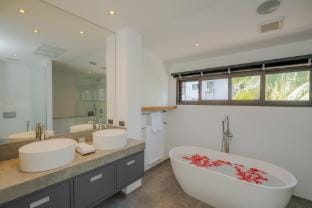 Villa Suriyana 7BR Lux Pool , Walk to Surin Beach Villa in Choeng Thale