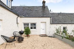 Luxury private courtyard cottage Vacation rental in Killin