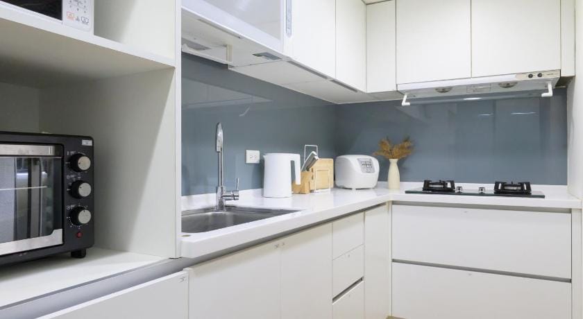 Convenient 4B4b (3 Ensuites) 1min to Blue Line MRT Apartment in Taipei City
