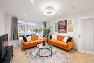 4 Bed House, Free Parking & Town Centre | Patio Vacation rental in Maidenhead