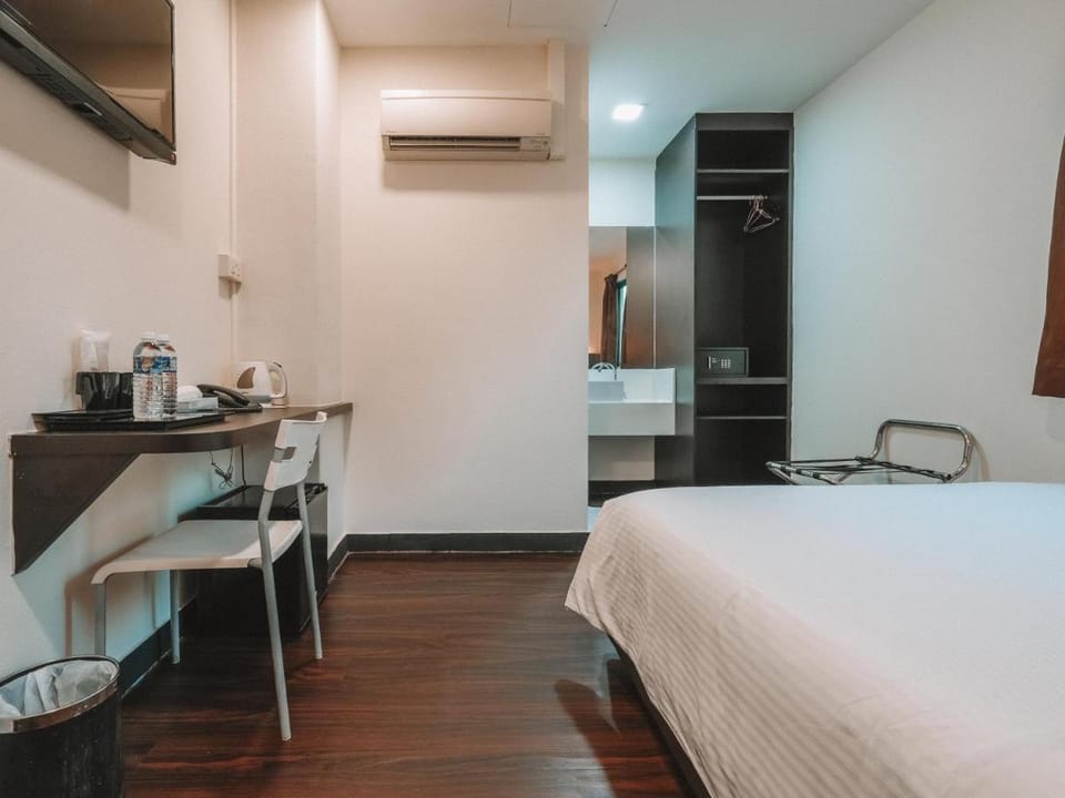 A Hotel Desker, Stay from 10PM to 9AM Hotel in Singapore