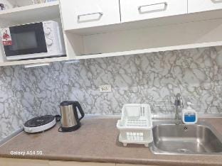 Comfy 1BR with Pool View and Wi-Fi in Grace Res Vacation rental in Makati
