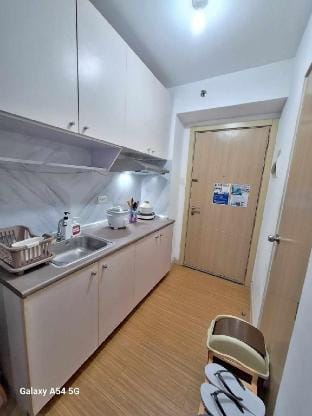 Homey 1BR w/ Balcony City View and WI-FI Grace Res Vacation rental in Makati