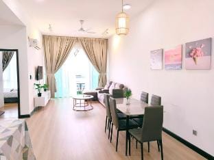 Lovely Seaview Large 2+1 Apt-Jacuzzi/free parking Vacation rental in Johor Bahru