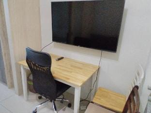 Queen size bed 4KsmartTV 1BR in Jazz Residences Vacation rental in Makati