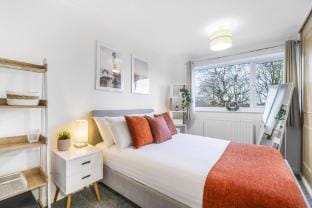 4BR Modern House with Garden | Angus Suites Vacation rental in Huntingdonshire District