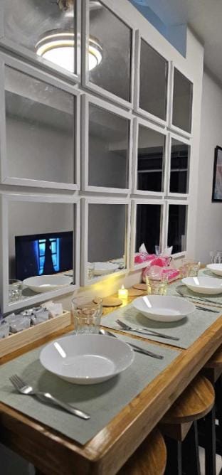 2 BR Unit Mall of Asia Airport WIFI Netflix Prime Apartment in Pasay