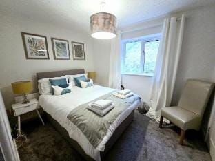 Horizon House*Sleeps 12*Parking*Corporate*Groups Vacation rental in Newport