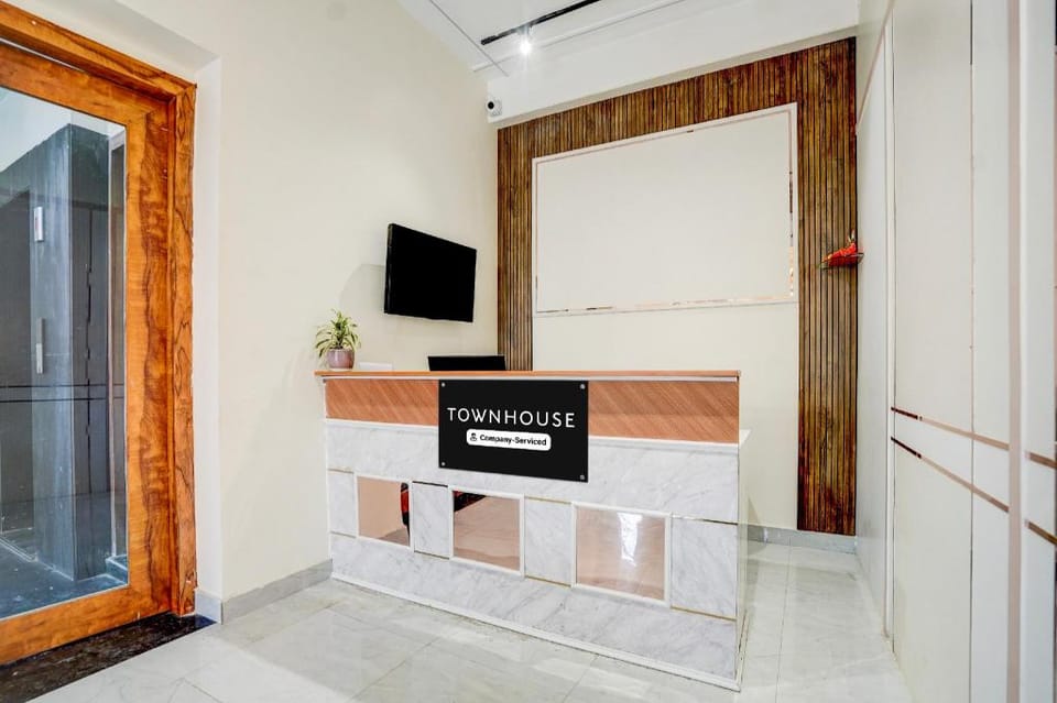 Super Townhouse Lahartara Railway Bridge Near Bus Stop Hotel in Varanasi