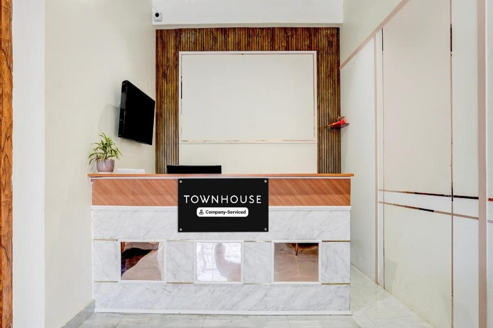 Super Townhouse Lahartara Railway Bridge Near Bus Stop Hotel in Varanasi