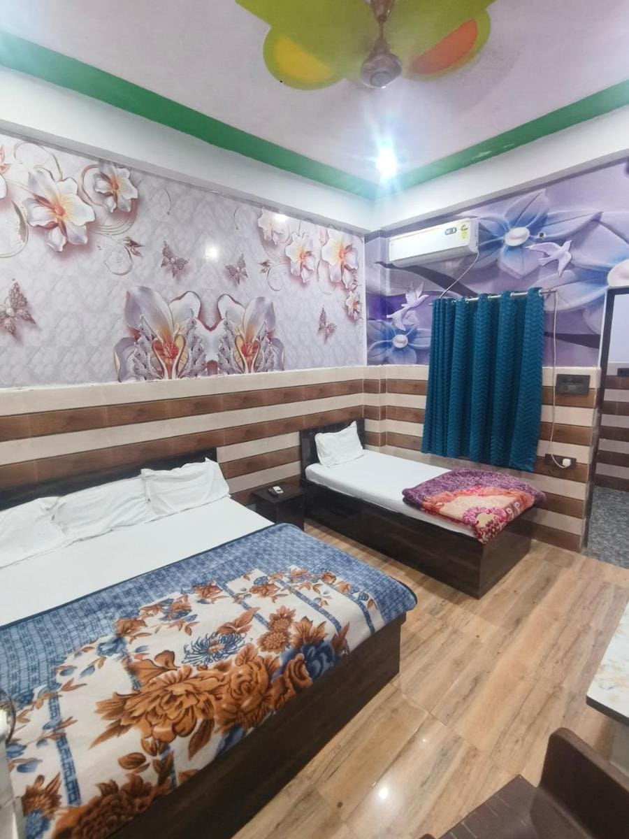 K D Dham Hotel - Near Prem Mandir Bed and Breakfast in Uttar Pradesh