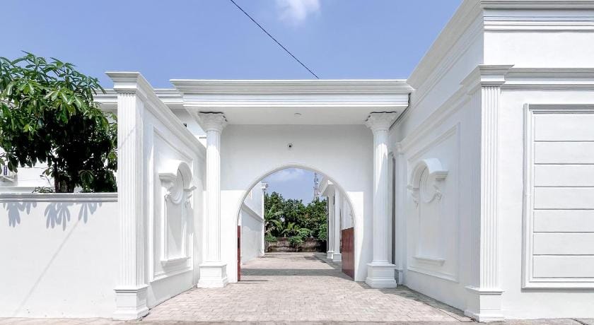 RedDoorz Syariah near Alun-Alun Tanjunganom Nganjuk Hotel in East Java
