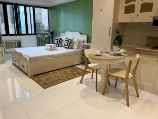 Romantic Getaway Across Greenbelt Mall Apartment in Pasay