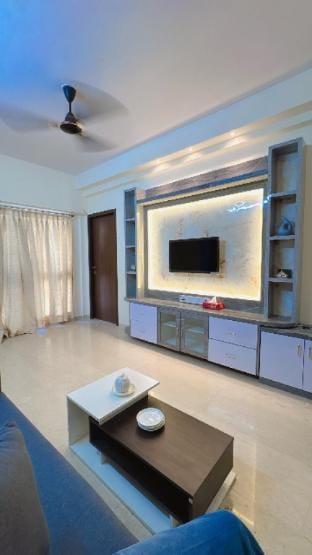 Pixiestays| smart,Tv, AC, Wifi |1807 2BHK Malad Apartment in Mumbai