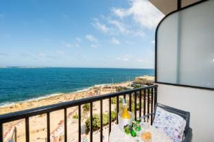 Islet Promenade Family Apartment Apartment in Saint Paul's Bay