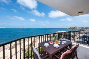 Islet Promenade Corner Apartment Apartment in Saint Paul's Bay